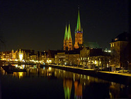 Vy över Lübecks innerstad, med floden Trave.