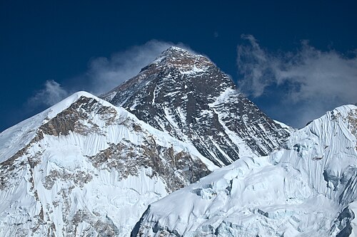 Вид на Эверест, Джомолунгму, высочайшую вершину Земли, с южных отрогов Пумори, Непал, Гималаи.