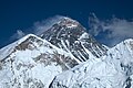 29. A Mount Everest, a világ legmagasabb hegyének látképe a Pumori déli gerincéről (Nepál, Himalája). A Mount Everest első dokumentált megmászását 1953. május 29-én Tendzing Norgaj és Edmund Hillary hajtotta végre (javítás)/(csere)