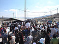Fra Nablus-sida av grensestasjonen ved Huwwara med mennesker som venter på å få reise sørover.