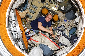 El cosmonauta Oleg Kotov trabaja con un traje espacial Orlan en el Pirs.
