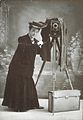 Jessie Tarbox Beals mit ihrer Kamera. (1905)