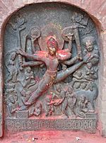 様々なヒンドゥー寺院でトリヴィクラマ（三界を3歩で跨ぐ者）をテーマにした偶像を見ることができる。まるで体操選手のように足を上げた造形でヴィシュヌの大きな1歩が表現される。左：　ネパール、バクタプルのトリヴィクラマ。右：　インド、バダミの石窟寺院群（英語版）。6世紀のもの。
