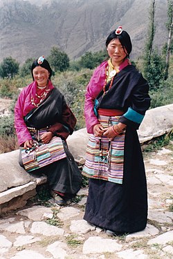Жени в номадско облекло, Тибет