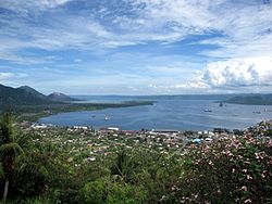 Rabaul dari Observatorium Vulkanologi, dengan kota tua di kiri dan kota baru di kanan