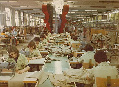 Бригада једне од највећих индустрија одеће у СФРЈ - Први мај. Индустрија је радила у периоду од 1959. до 2012. године. Фотографија је настала 1985. године.