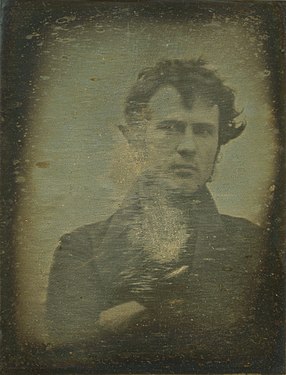 تصویر رابرت کارنلیس، نخستین عکس پرتره تاریخ عکاسی - ۱۸۳۹