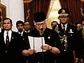 Thumbnail for File:Suharto resigns (cropped).jpg