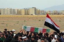 عکس از تشییع جنازه یکی از کشته شدگان جنگ ایران و عراق در قم (در ادبیات رسمی جمهوری اسلامی از این افراد با نام شهید گمنام یاد می‌شود)