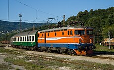 Lokomotiva ŽRS 441-521 u izvornom narančastom bojanju s oznakama Željeznica Republike Srpske