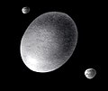 Rappresentazione artistica di Haumea, con le sue due lune