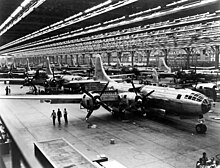 Jalur perakitan Boeing B-29 di Wichita pada tahun 1944