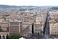 Палаццо Венеція на першому плані та via del Corso праворуч