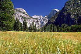 De ronde verweringsvormen van de bergen in Yosemite National Park in de Sierra Nevada vormen een van de toeristische iconen van Californië