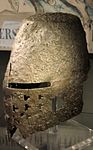 Aranäshjälmen, en tunnhjälm från cirka år 1300, funnen vid borgen Aranäs i Götene kommun. Utställd på SHM i Stockholm.