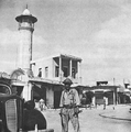 سرباز اسرائیلی در مقابل مسجد دهمش در مرکز شهر لد، سال ۱۹۴۸