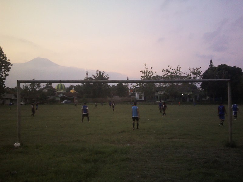 File:Penampakan Gunung Slamet pada sore hari dari Lapangan Tri Daya, Berkoh.jpg