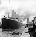 Photo en noir et blanc du Titanic dans le port de Southampton