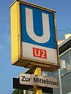 Písmeno U v bílé barvě na modrém čtverhranném poli symbolizuje podzemní dráhu již desítky let