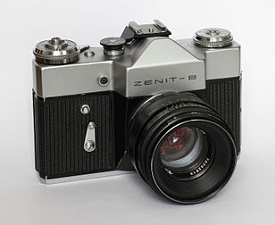 Máquina fotográfica SLR soviética Zenit-B, equipada com uma lente Helios-44-2, também de fabricação soviética. (definição 3 300 × 2 700)