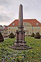 Rest (Sockel und Obelisk) des Reventlou-Beseler-Denkmals in Schleswig