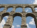 O Acueduto de Segovia é unha das mostras da profunda romanización de Hispania. Conduce a auga unha distancia superior a 15 km, salvando unha profunda valgada, ata chegar ao outeiro ocupado pola cidade, o que o converte no acueduto romano máis longo conservado.
