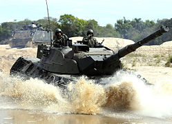 Un Leopard 1A5 brasiliano che traspone un corso d'acqua