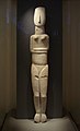 L’idole d’Amorgós, une des plus grandes statues cycladiques retrouvées.