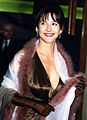 Sophie Marceau mentre indossa dei guanti da sera, 1996.