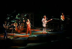 Una foto a colori dei membri della band Yes in concerto
