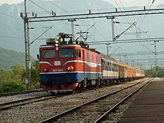 Nekdanji črnogorski JŽ serije 461 vozi skozi postajo Virpazar
