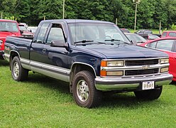 1995 Chevrolet K1500 Silverado extended cab; 1995 was the final year for center caps with exposed lug nuts