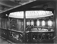 Nivel superior da Grande Escaleira do RMS Olympic, barco irmán do Titanic. Aquí estaba situado o reloxo tallado e a cúpula de cristal que brindaba luz natural á toda a sala, ao longo dos seus niveis.