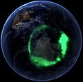 宇宙から見た南極付近のオーロラオーバル（背景の地球は合成） アニメーションで見る