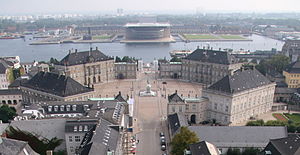 Slottet sett från Fredrikskyrkan (Marmorkyrkan), med Köpenhamns opera på andra sidan hamnen.