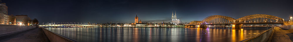 عرض بانورامي لوسط المدينة ليلا كما يظهر من ديوتز. من اليسار إلى اليمين : جسر دوتز, كنيسة سانت مارتن العظمى, كاتدرائية كولونيا، جسر هوهنزولرن