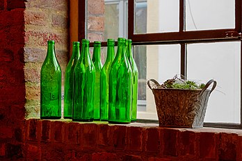Garrafas no peitoril de uma janela da antiga destilaria Löhning em Dülmen, Renânia do Norte-Vestfália, Alemanha. (definição 4 608 × 3 077)
