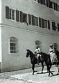 الأمير فيلهلم يمتطي حصانًا أمام القصر في دوريس.