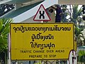 Kyltti ennen Thaimaan ja Laosin välistä siltaa. Laosissa on oikeanpuoleinen tieliikenne ja Thaimaassa vasemmanpuoleinen