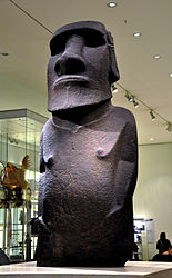 אחד מפסלי המואי הבודדים שגולף בבזלת הוצב במקור בכפר הטקסי אורונגו ומוצג כיום במוזיאון הבריטי