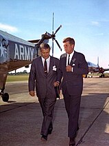 Wernher Von Braun med president John F. Kennedy i Redstone Arsenal 1963; John F. Kennedy var initiativtagare till det amerikanska Apolloprogrammet 1961, och Von Braun utsågs till dess tekniska chef.