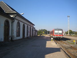 Stasiun kereta dengan kereta dari Jerman