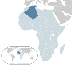 Algerian sijainti Afrikassa (merkitty vaaleansinisellä ja tummanharmaalla) ja Afrikan unionissa (merkitty vaaleansinisellä).