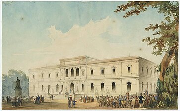 Painting of a monumental museum building with two stories. The painting is foregrounded by a tree. In front of the museum is a crowd of people and a statue on a piedestal.