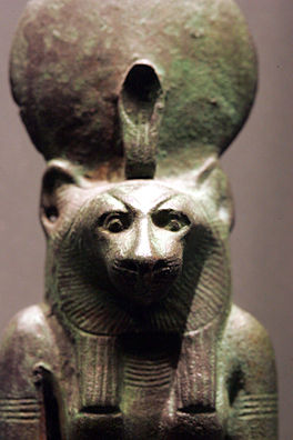 Wadjet, uitgebeeld met die kop van ’n leeu, met ’n slang op haar kop.