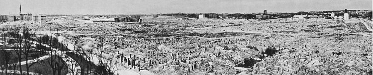 Tereny dawnego getta, zrównanego z ziemią przez Niemców z rozkazu Adolfa Hitlera po upadku powstania w getcie warszawskim (widok w kierunku północno-zachodnim)