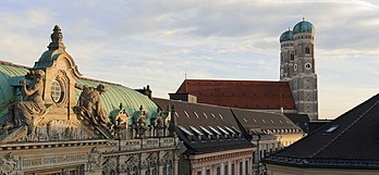 Frauenkirche, a maior igreja da capital bávara de Munique, que serve como catedral da Arquidiocese de Munique e Frisinga. (definição 5 470 × 2 533)