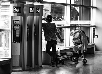 Homem falando ao telefone no Aeroporto Internacional Pierre Elliott Trudeau de Montreal, Canadá. (definição 7 380 × 5 326)