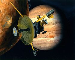 A Galileo elhalad az Io mellett, háttérben a Jupiter (fantáziarajz)