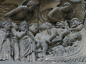Детайл от южната фасада с ангели, гледащи надолу към Ада